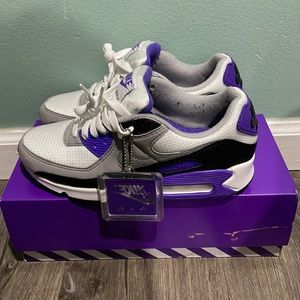 Used woman’s Nike air max